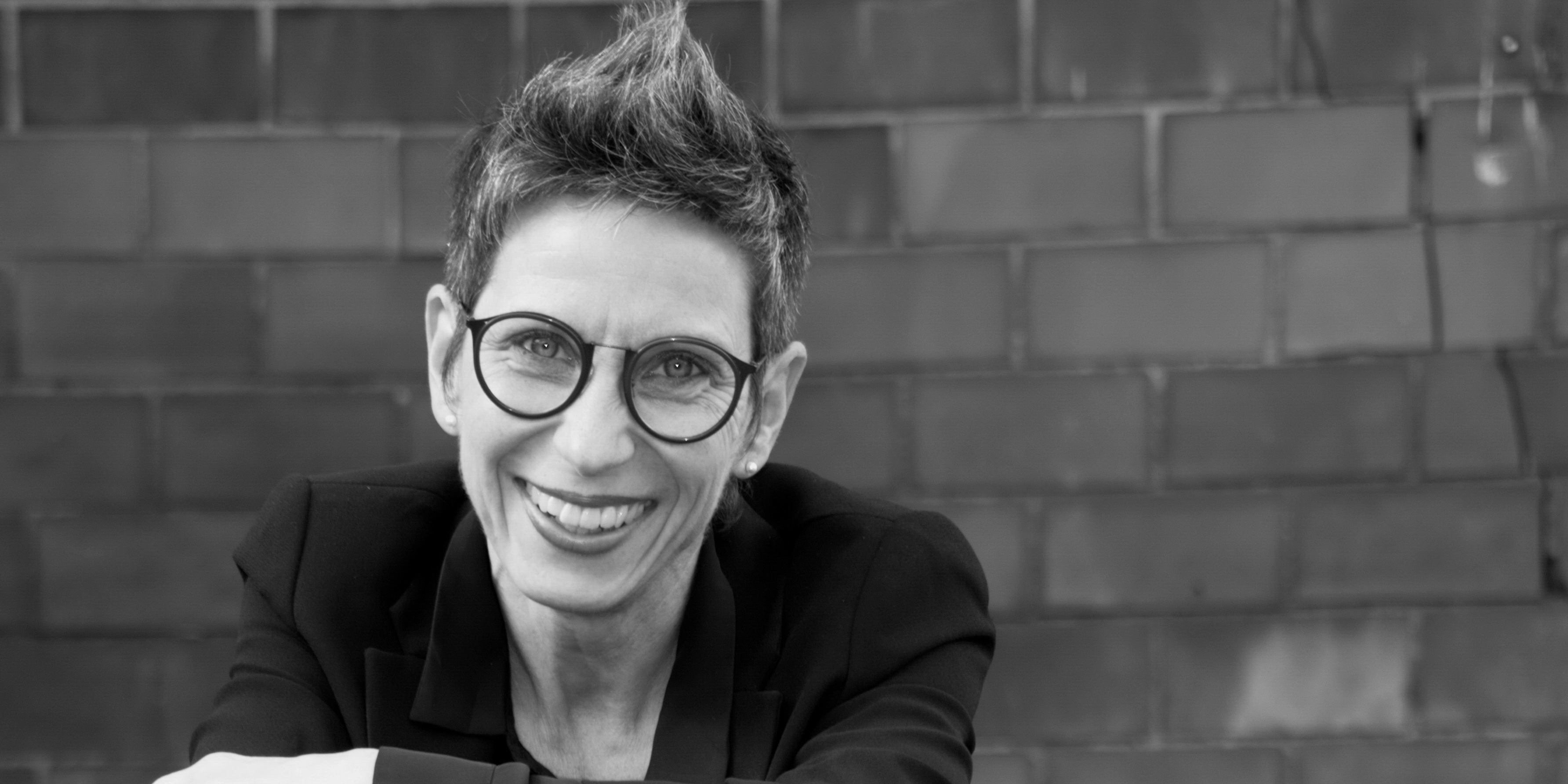 Moderner Stuhl vor Industriehintergrund